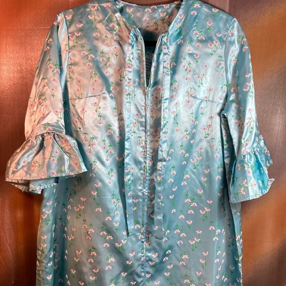 Vintage 60’s‎ light blue robe with ruffled sleeves. 46” waist 42” chest 116